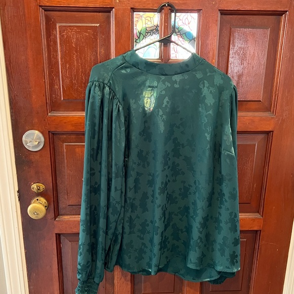 Torrid Minnie and Mickey Emerald Green Puff Sleeve Blouse size 1 - Picture 3 of 7
